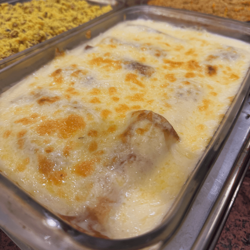 Panqueca vegetariana de ricota e cenoura com molho branco cremosa, servida no Sabor Vital em Brasília