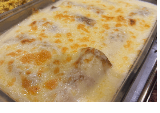Panqueca vegetariana de ricota e cenoura com molho branco cremosa, servida no Sabor Vital em Brasília